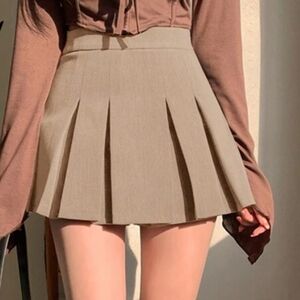 Flirty pleated skirt with shorts attatched